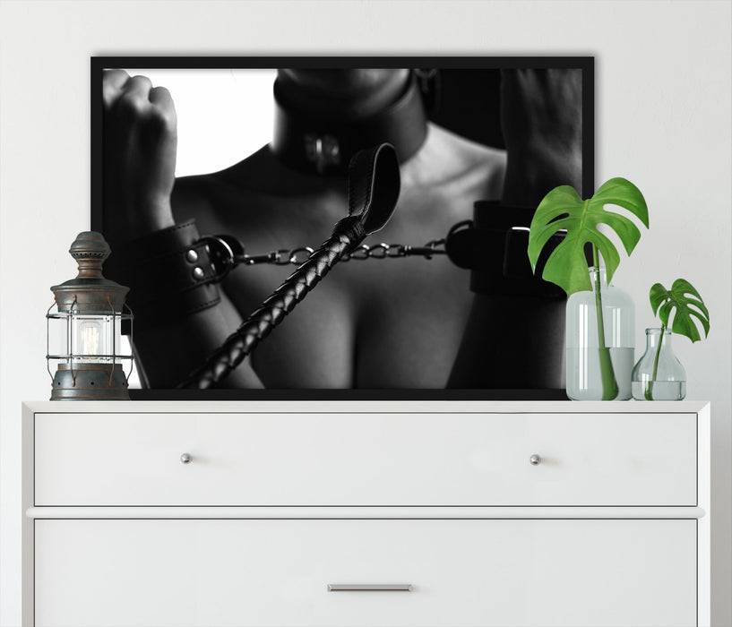 Pixxprint Frau in Handschellen Kunst B&W, Poster mit Bilderrahmen Discount Store für neue Produkte