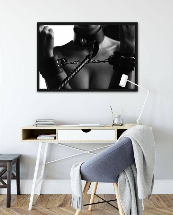 Pixxprint Frau in Handschellen Kunst B&W, Poster mit Bilderrahmen Discount Store für neue Produkte