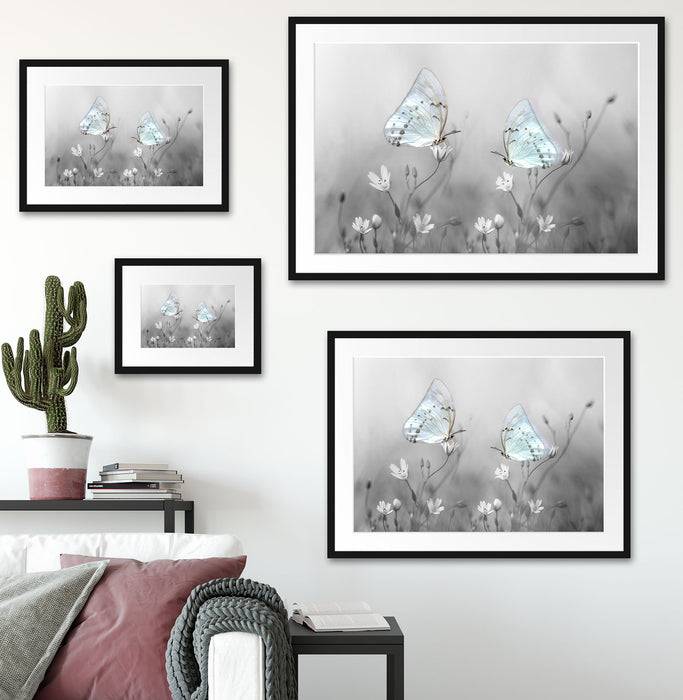 Pixxprint Schmetterling auf kleinen Blumen, im Galerie-Passepartout Bilderrahmen 2025