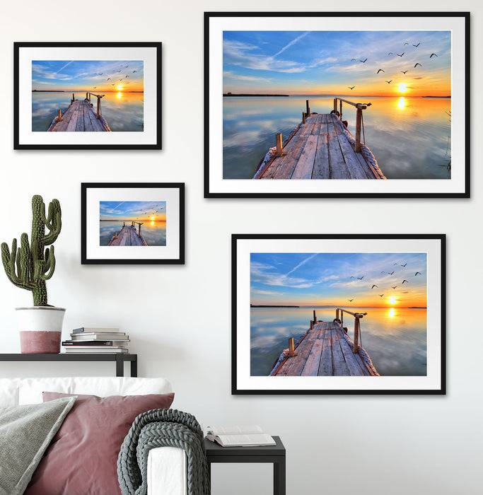 Pixxprint Steg mit Möwen bei Sonnenuntergang, im Galerie-Passepartout Bilderrahmen Kostenloser Versand
