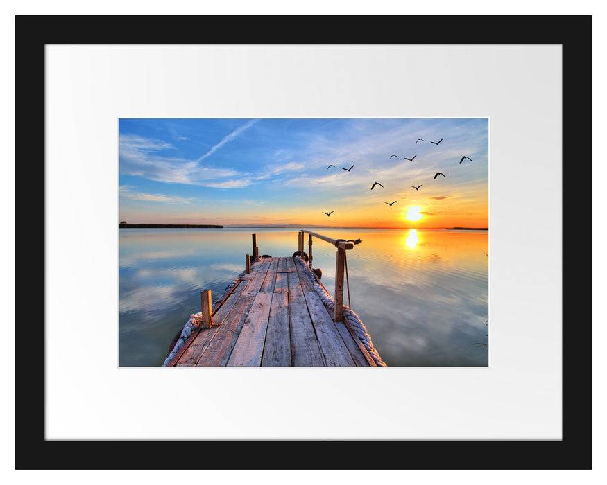 Pixxprint Steg mit Möwen bei Sonnenuntergang, im Galerie-Passepartout Bilderrahmen Kostenloser Versand