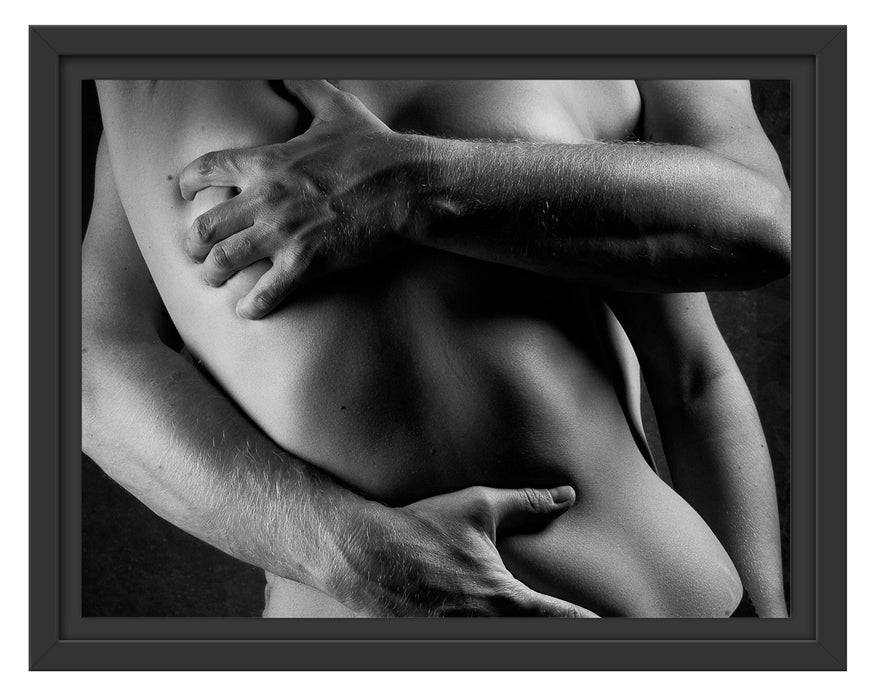 Pixxprint Sinnliche Umarmung von hinten nackt, Monochrome, im Schwebe-Effekt Bilderrahmen