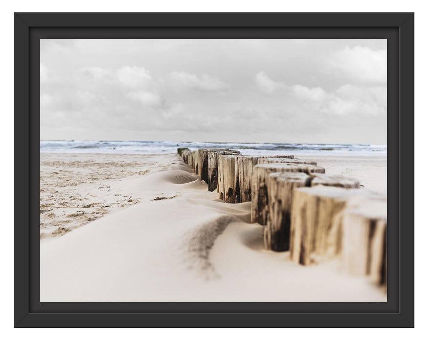 Pixxprint Nahaufnahme Steg aus Holzpföcken am Meer B&W Detail, im Schwebe-Effekt Bilderrahmen