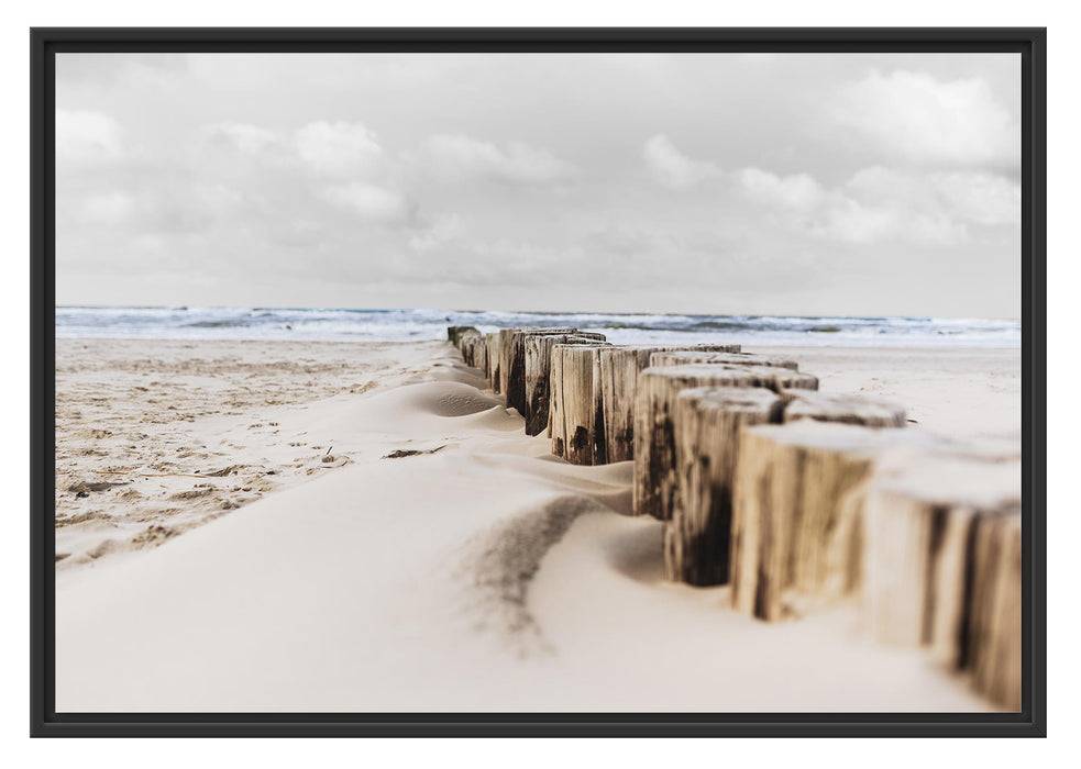 Pixxprint Nahaufnahme Steg aus Holzpföcken am Meer B&W Detail, im Schwebe-Effekt Bilderrahmen Jubiläumsangebot