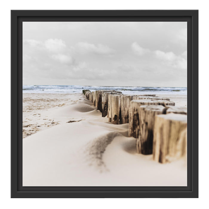 Pixxprint Nahaufnahme Steg aus Holzpföcken am Meer B&W Detail, im Schwebe-Effekt Bilderrahmen Jubiläumsangebot
