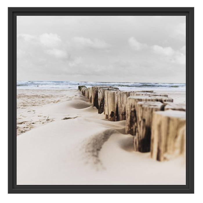 Pixxprint Nahaufnahme Steg aus Holzpföcken am Meer B&W Detail, im Schwebe-Effekt Bilderrahmen Jubiläumsangebot