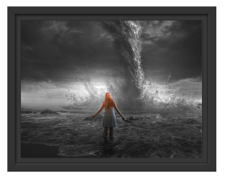 Pixxprint Frau am Strand vor düsterem Tornado B&W Detail, im Schwebe-Effekt Bilderrahmen