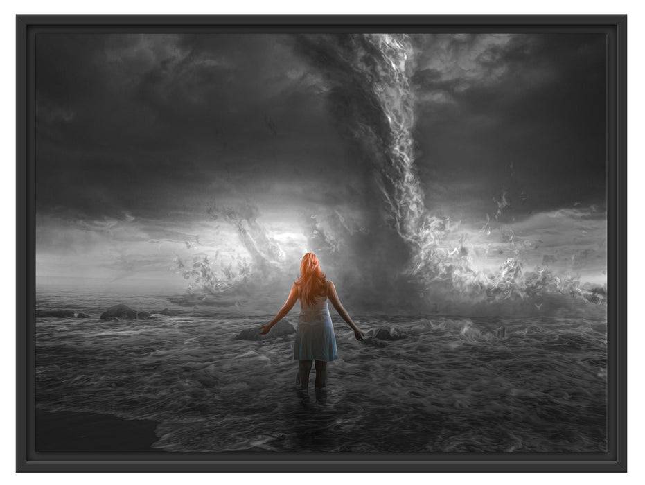 Pixxprint Frau am Strand vor düsterem Tornado B&W Detail, im Schwebe-Effekt Bilderrahmen Neueste Mode