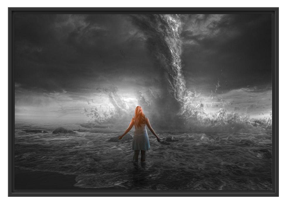 Pixxprint Frau am Strand vor düsterem Tornado B&W Detail, im Schwebe-Effekt Bilderrahmen Neueste Mode
