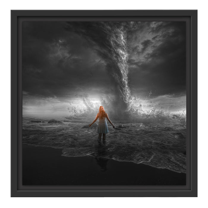 Pixxprint Frau am Strand vor düsterem Tornado B&W Detail, im Schwebe-Effekt Bilderrahmen Neueste Mode