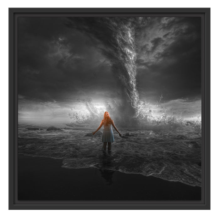 Pixxprint Frau am Strand vor düsterem Tornado B&W Detail, im Schwebe-Effekt Bilderrahmen Neueste Mode