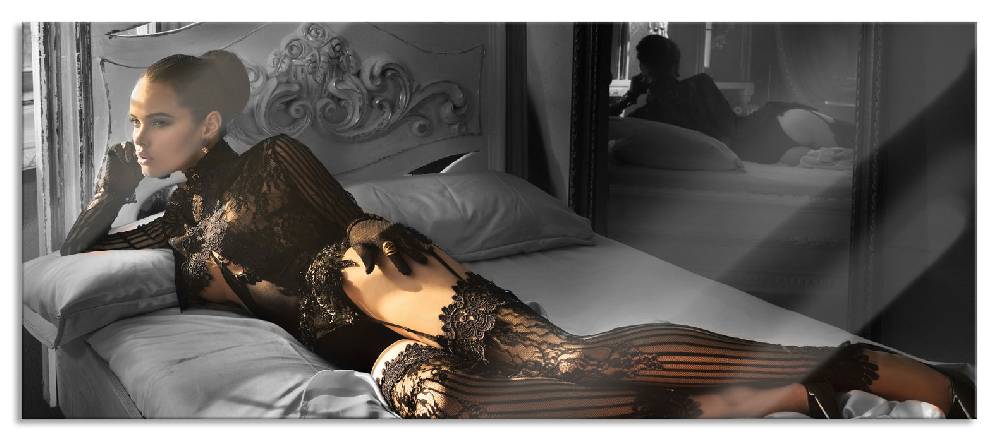 Pixxprint Frau mit sexy Dessous im Bett B&W Detail, Glasbild Panorama