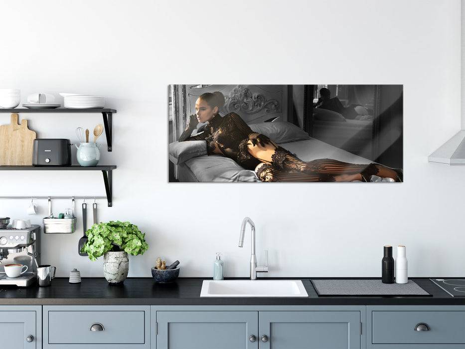 Pixxprint Frau mit sexy Dessous im Bett B&W Detail, Glasbild Panorama Günstiger Verkauf