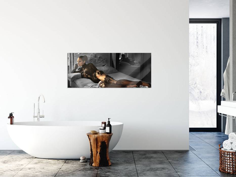 Pixxprint Frau mit sexy Dessous im Bett B&W Detail, Glasbild Panorama Günstiger Verkauf