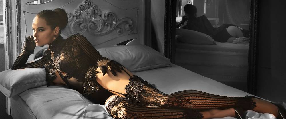 Pixxprint Frau mit sexy Dessous im Bett B&W Detail, Glasbild Panorama Günstiger Verkauf