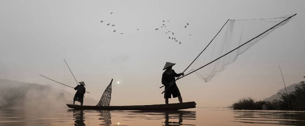 Pixxprint Fischer beim Angeln in Thailand, Glasbild Panorama Kostenloser Versand