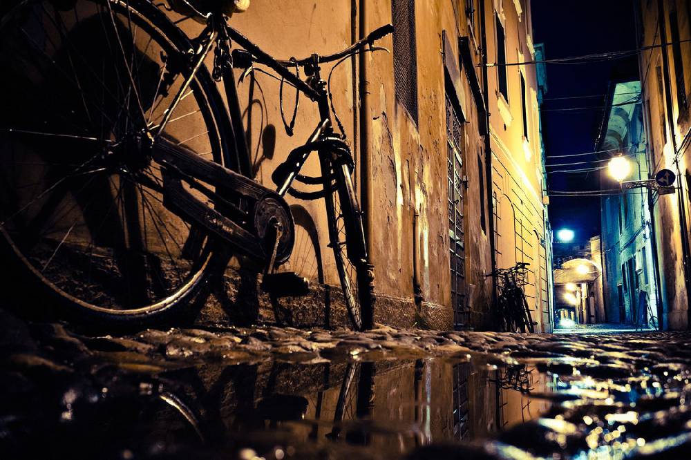 Pixxprint Seitengasse mit Fahrrad, Glasbild Saisonale Angebote
