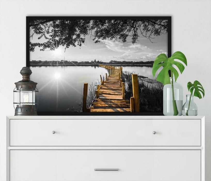 Pixxprint Holzbrücke über Natursee im Sommer B&W Detail, Poster mit Bilderrahmen Wochenangebot