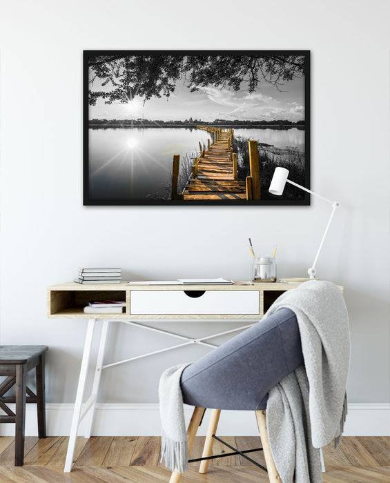Pixxprint Holzbrücke über Natursee im Sommer B&W Detail, Poster mit Bilderrahmen Wochenangebot