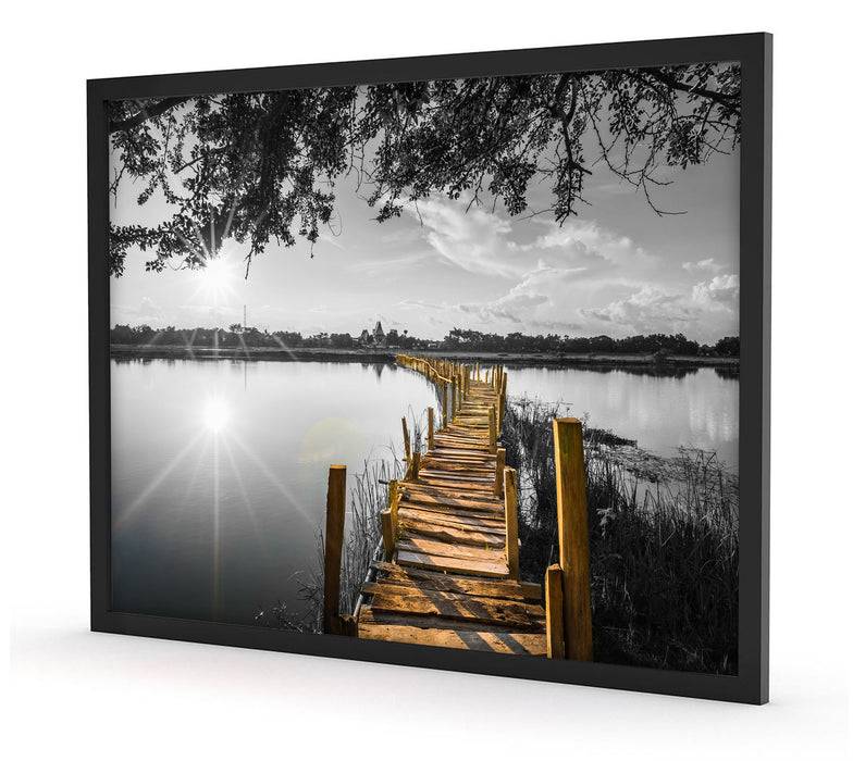 Pixxprint Holzbrücke über Natursee im Sommer B&W Detail, Poster mit Bilderrahmen Wochenangebot