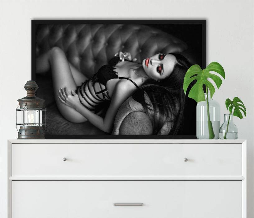 Pixxprint Frau in Dessous räkelt sich auf Sofa B&W Detail, Poster mit Bilderrahmen Letzte 3 Tage