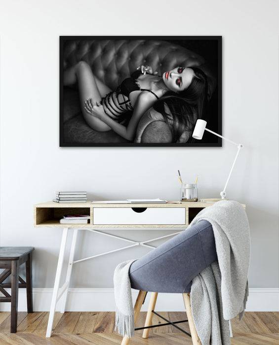 Pixxprint Frau in Dessous räkelt sich auf Sofa B&W Detail, Poster mit Bilderrahmen Letzte 3 Tage