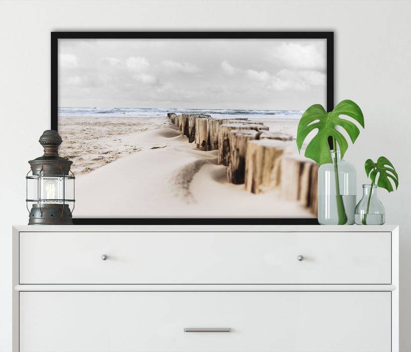 Pixxprint Nahaufnahme Steg aus Holzpföcken am Meer B&W Detail, Poster mit Bilderrahmen Letzte 2 Tage
