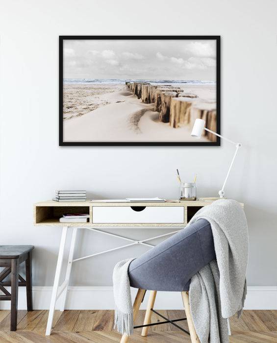 Pixxprint Nahaufnahme Steg aus Holzpföcken am Meer B&W Detail, Poster mit Bilderrahmen Letzte 2 Tage