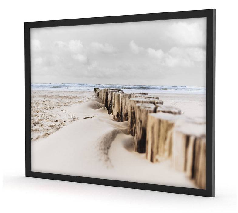 Pixxprint Nahaufnahme Steg aus Holzpföcken am Meer B&W Detail, Poster mit Bilderrahmen Letzte 2 Tage
