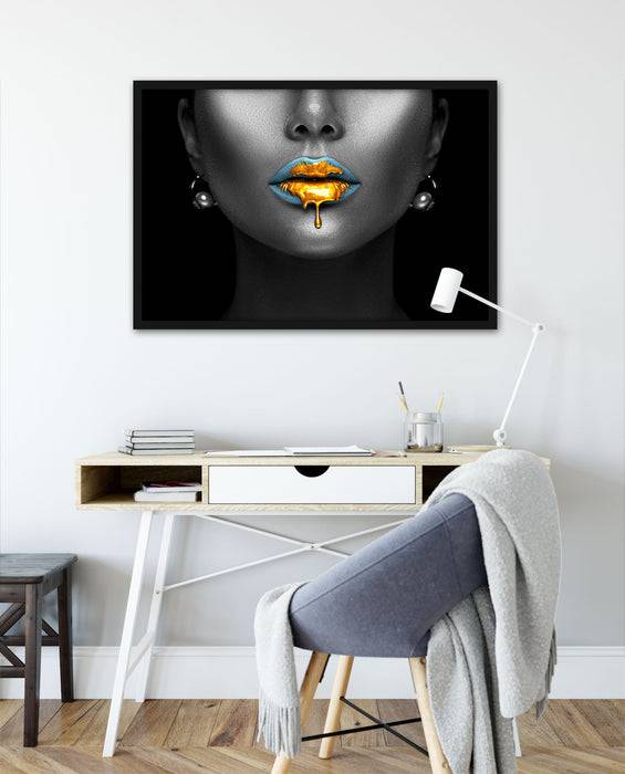 Pixxprint Frauenmund mit goldenem Gloss B&W Detail, Poster mit Bilderrahmen Zeitbegrenzte Promotion