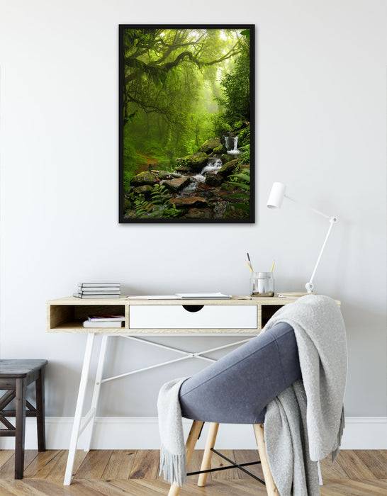 Pixxprint Kleinder Wasserfall im Dschungel, Poster mit Bilderrahmen Begrenzt auf 3 Tage