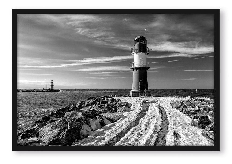 Pixxprint Molentürme in Warnemünde im Winter, Monochrome, Poster mit Bilderrahmen