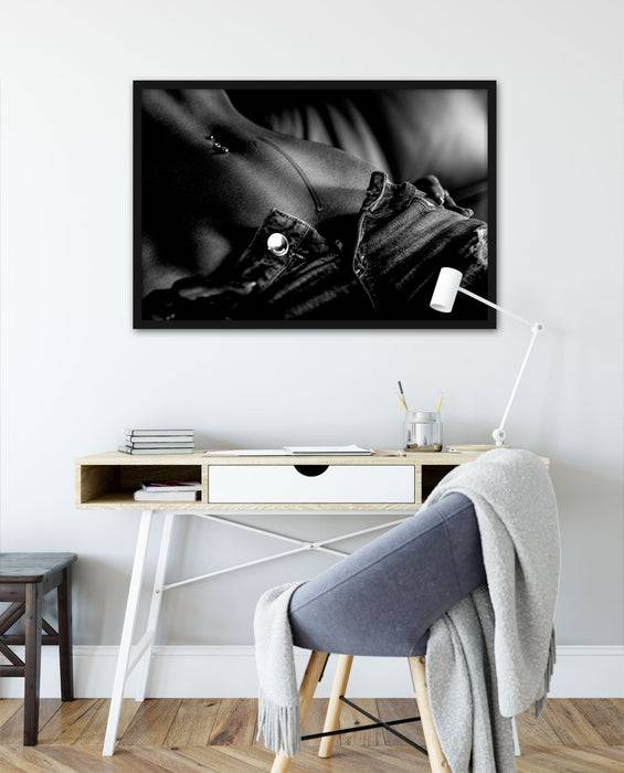 Pixxprint Schweißperle auf Frauenbauch, Monochrome, Poster mit Bilderrahmen 2025