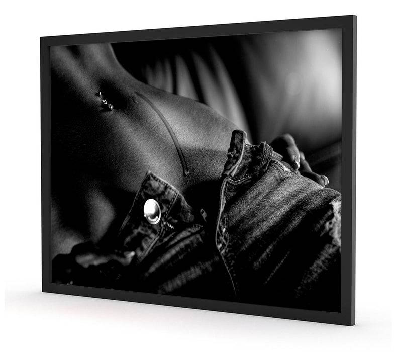 Pixxprint Schweißperle auf Frauenbauch, Monochrome, Poster mit Bilderrahmen 2025