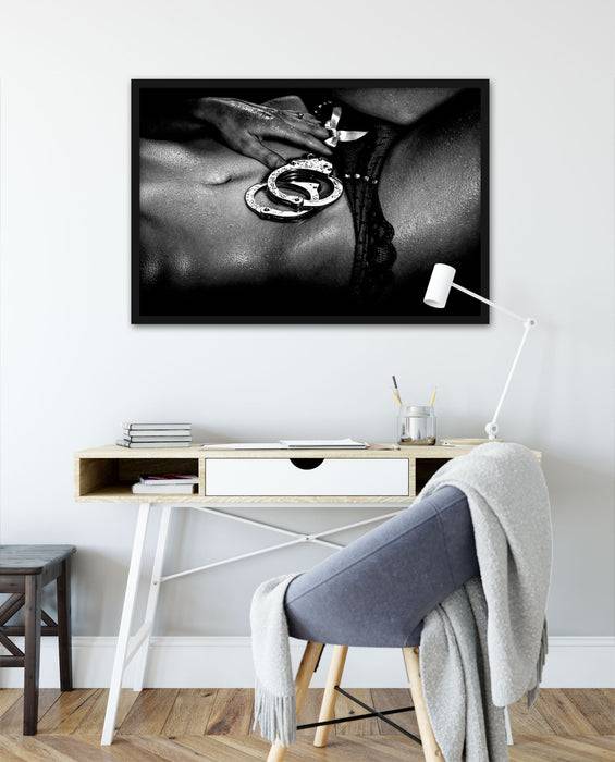 Pixxprint Sexy Frau Nahaufnahme Handschellen, Monochrome, Poster mit Bilderrahmen Online