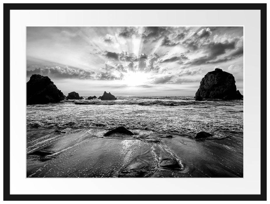 Pixxprint Sandstrand mit Felsen im Sonnenuntergang, Monochrome, im Galerie-Passepartout Bilderrahmen Cyber Monday