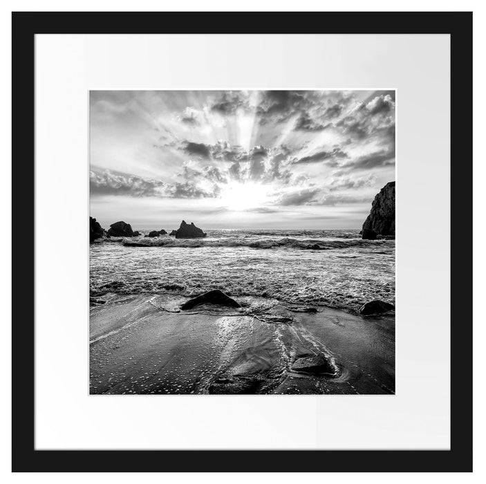 Pixxprint Sandstrand mit Felsen im Sonnenuntergang, Monochrome, im Galerie-Passepartout Bilderrahmen Cyber Monday