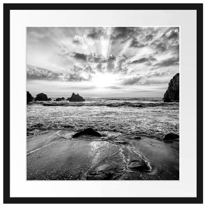 Pixxprint Sandstrand mit Felsen im Sonnenuntergang, Monochrome, im Galerie-Passepartout Bilderrahmen Cyber Monday
