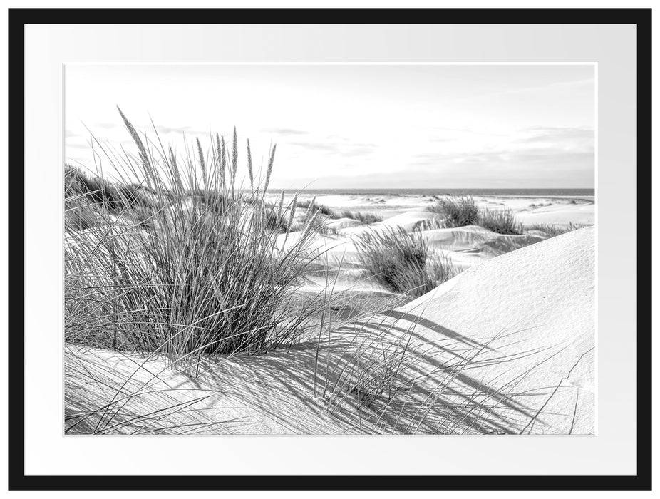 Pixxprint Grasige Dünenlandschaft am Meer, Monochrome, im Galerie-Passepartout Bilderrahmen Weihnachtsangebot