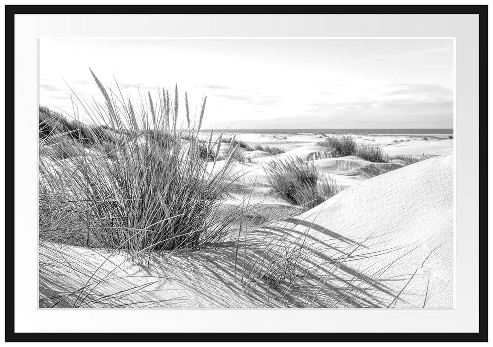 Pixxprint Grasige Dünenlandschaft am Meer, Monochrome, im Galerie-Passepartout Bilderrahmen Weihnachtsangebot