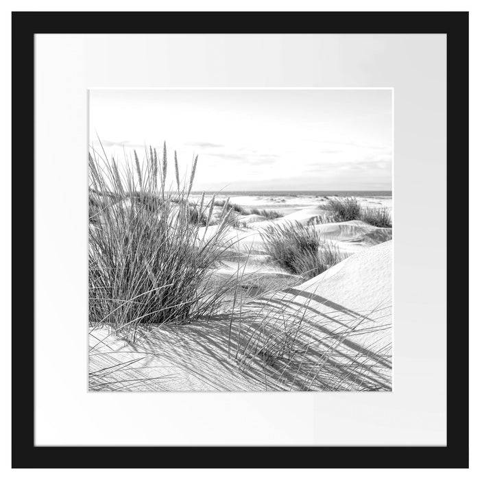 Pixxprint Grasige Dünenlandschaft am Meer, Monochrome, im Galerie-Passepartout Bilderrahmen Weihnachtsangebot