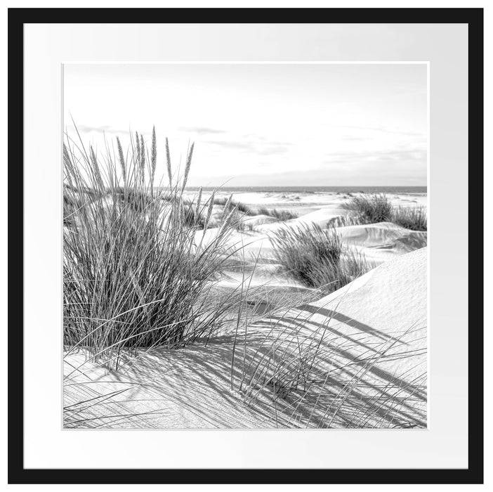 Pixxprint Grasige Dünenlandschaft am Meer, Monochrome, im Galerie-Passepartout Bilderrahmen Weihnachtsangebot