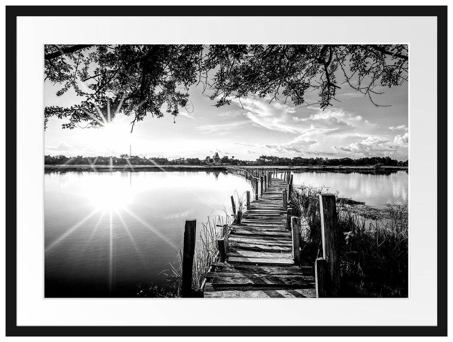 Pixxprint Holzbrücke über Natursee im Sommer, Monochrome, im Galerie-Passepartout Bilderrahmen Osterangebot
