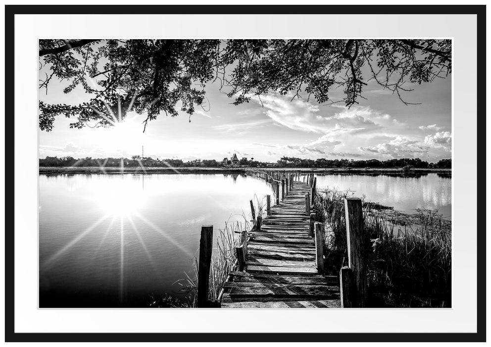 Pixxprint Holzbrücke über Natursee im Sommer, Monochrome, im Galerie-Passepartout Bilderrahmen Osterangebot
