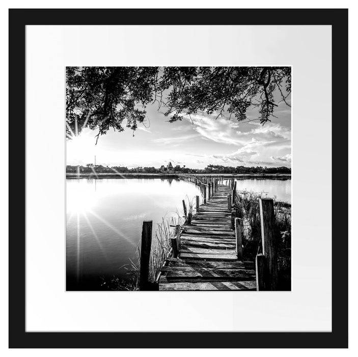 Pixxprint Holzbrücke über Natursee im Sommer, Monochrome, im Galerie-Passepartout Bilderrahmen Osterangebot