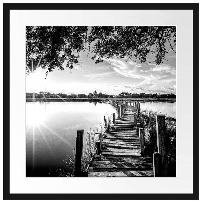 Pixxprint Holzbrücke über Natursee im Sommer, Monochrome, im Galerie-Passepartout Bilderrahmen Osterangebot