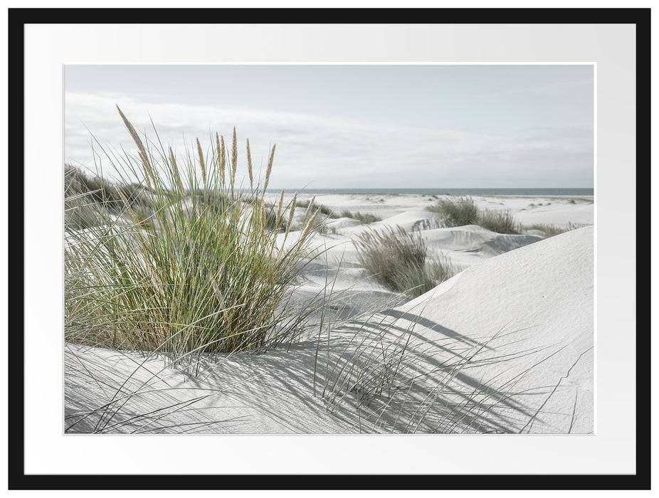 Pixxprint Grasige Dünenlandschaft am Meer B&W Detail, im Galerie-Passepartout Bilderrahmen Top Angebot