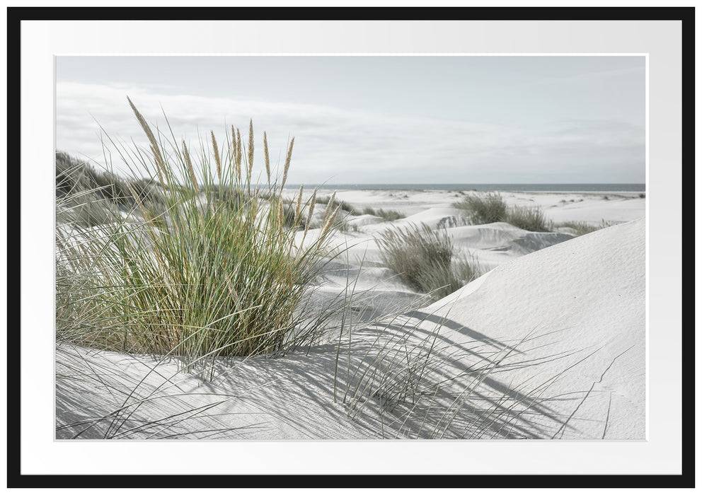 Pixxprint Grasige Dünenlandschaft am Meer B&W Detail, im Galerie-Passepartout Bilderrahmen Top Angebot