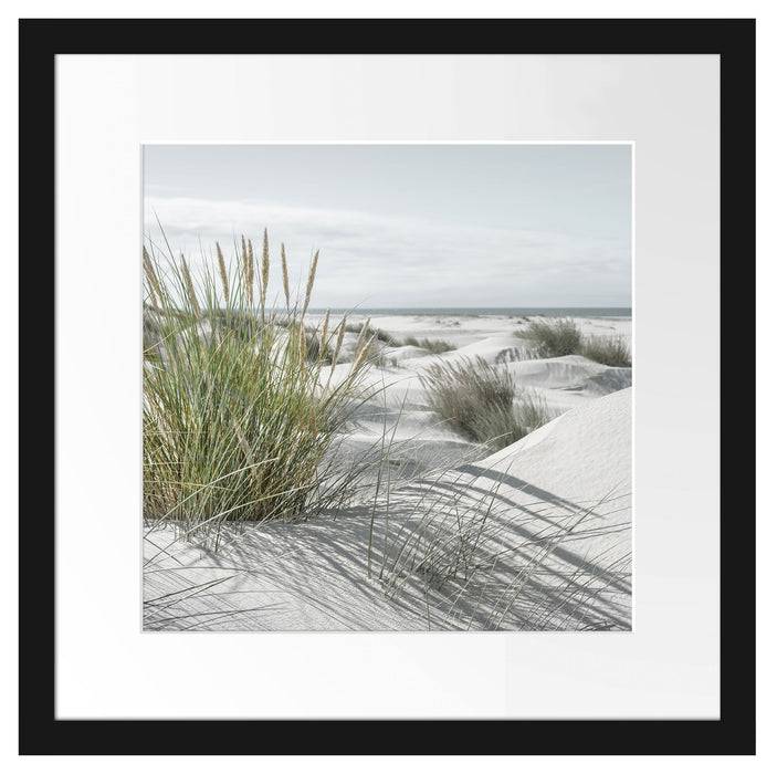Pixxprint Grasige Dünenlandschaft am Meer B&W Detail, im Galerie-Passepartout Bilderrahmen Top Angebot