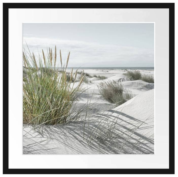 Pixxprint Grasige Dünenlandschaft am Meer B&W Detail, im Galerie-Passepartout Bilderrahmen Top Angebot